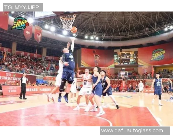 重庆篮球队在钻石联赛中的逆袭之旅展现团队精神与不屈斗志