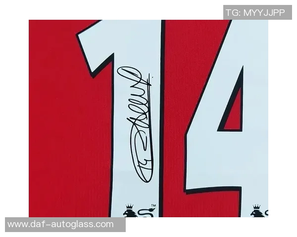 足球明星亲自送球衣给粉丝传递热爱与梦想的温暖时刻