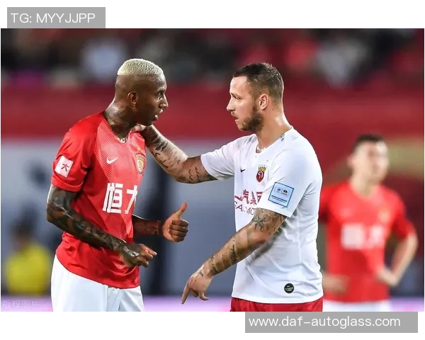 足球明星因扔水瓶引发争议视频曝光引发球迷热议与媒体关注